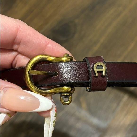 Vintage Etienne Aigner burgundy leather and brass belt size 26 - Picture 2 of 6